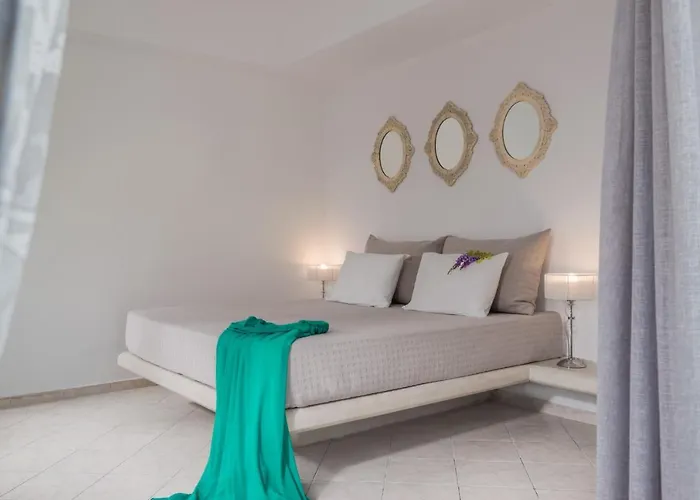 Hermes Kamari (Santorini)