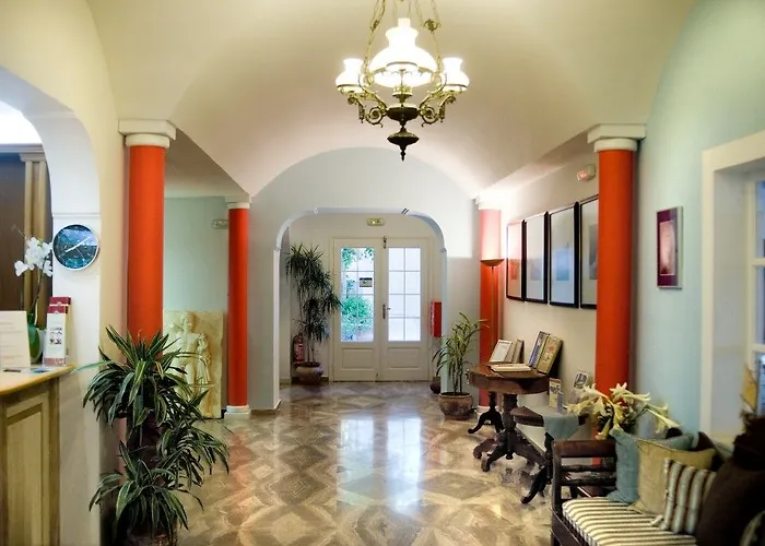 Hermes Kamari (Santorini)